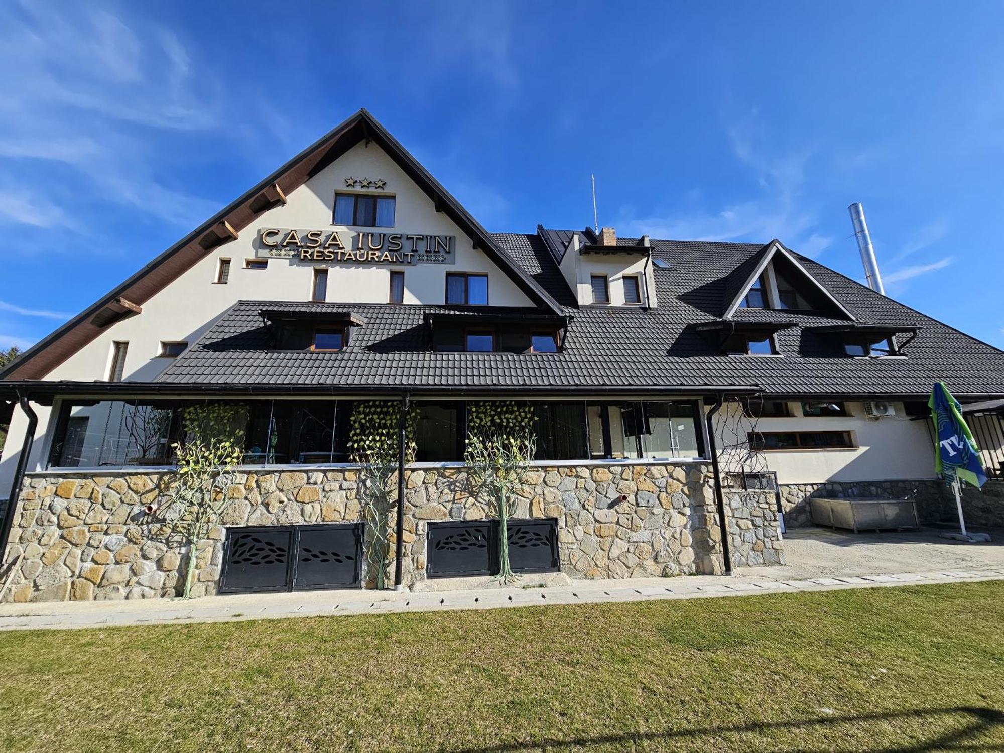Готель Casa Iustin Мороєні Екстер'єр фото