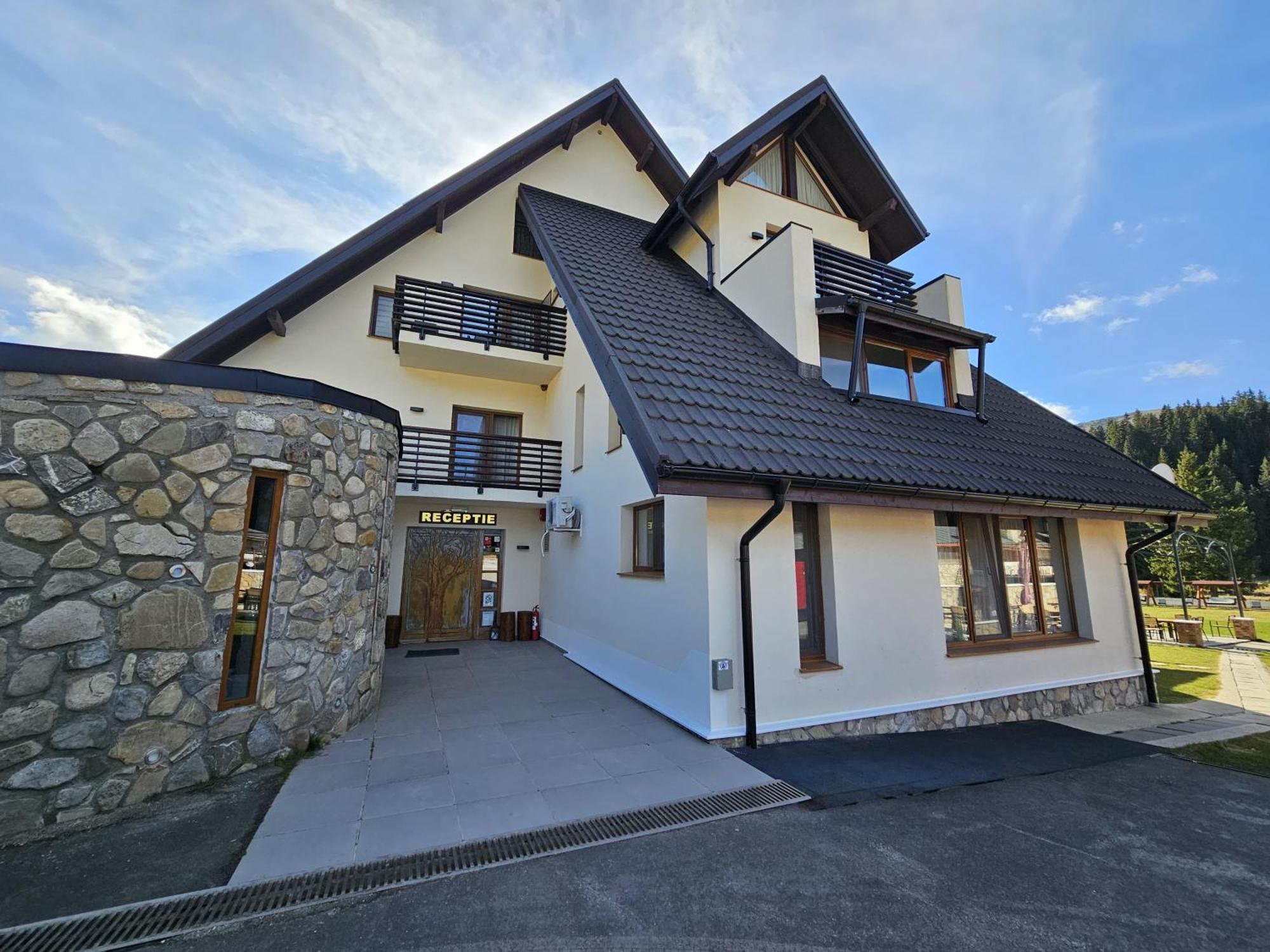 Готель Casa Iustin Мороєні Екстер'єр фото